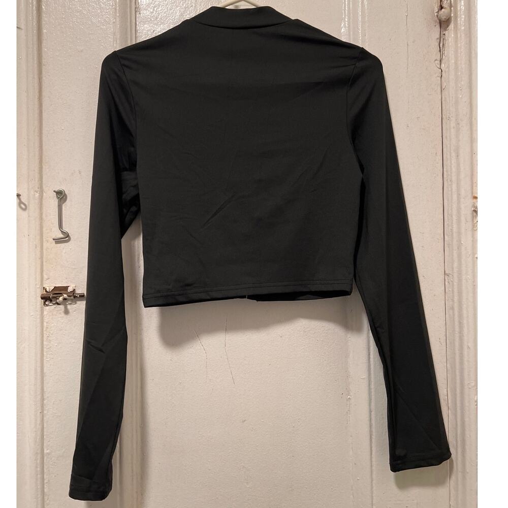 Women's Black Long Sleeve Mock Neck Hook and Eye Closure Crop Top NWOT Size M - Picture 5 of 10